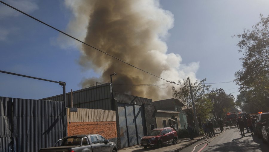 Incendio destruye cité de migrantes en Estación Central: Más de 30 familias afectadas