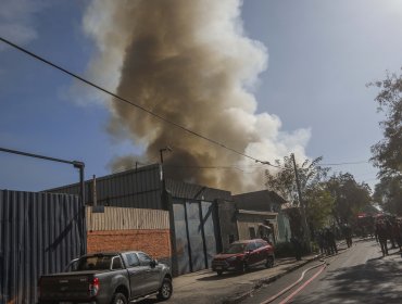 Incendio destruye cité de migrantes en Estación Central: Más de 30 familias afectadas