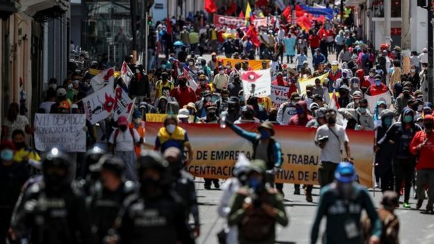 Miles de ecuatorianos protestaron contra las drásticas medidas económicas y recortes del gobierno