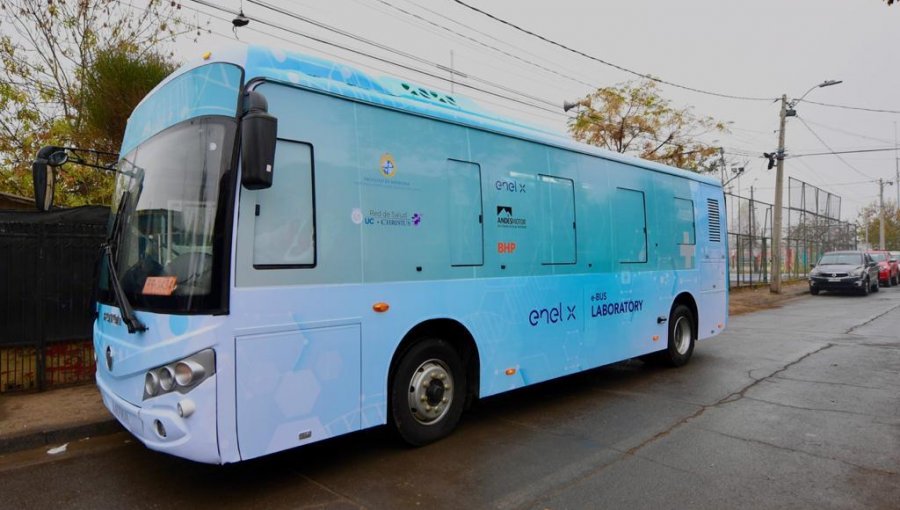 Bus eléctrico fue adaptado como laboratorio móvil para tomar test PCR