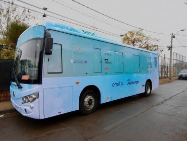 Bus eléctrico fue adaptado como laboratorio móvil para tomar test PCR