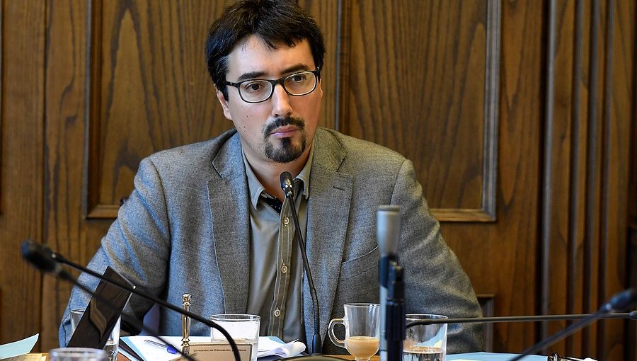 Polémica por casos activos y recuperados en la región de Valparaíso: Senador Latorre critica "falta de transparencia" en la entrega de datos