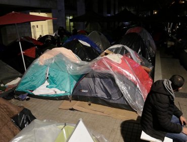 Al menos 120 ciudadanos colombianos acampan en las afueras de consulado en Providencia