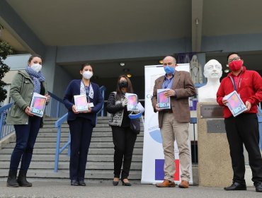 U. de Valparaíso dona tablets y atriles para que pacientes del hospital Van Buren puedan comunicarse con sus familiares