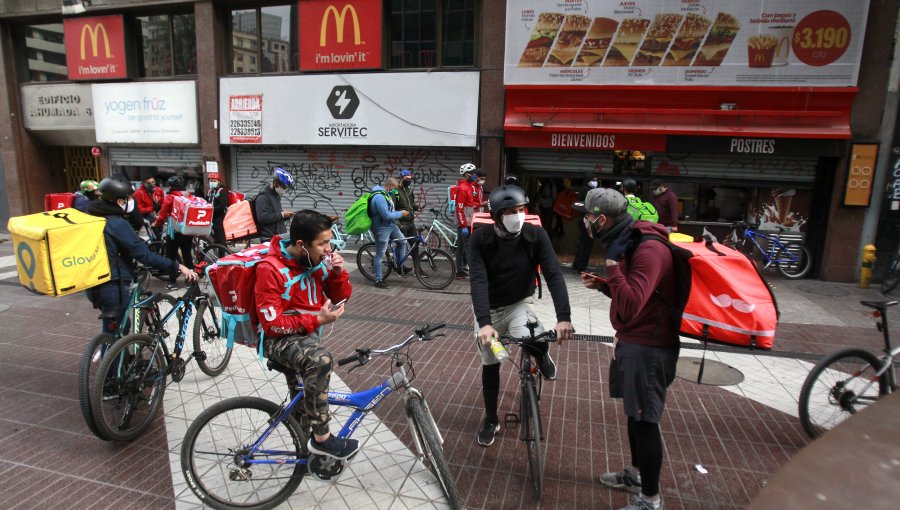 Seremi de Salud Metropolitana citará a empresas de delivery por aglomeraciones de repartidores