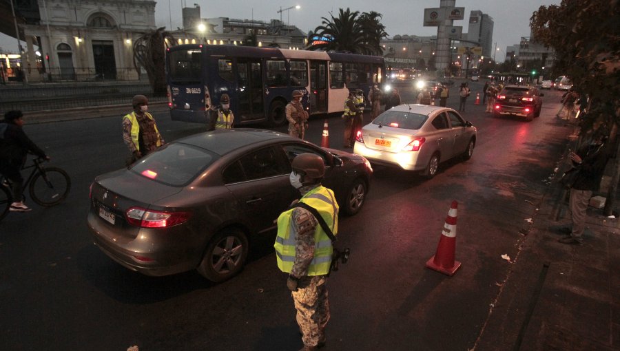 Carabineros: 1.026 retenidos por toque de queda y 738 detenidos por cuarentena