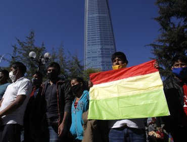 Bolivianos nuevamente acampan frente al consulado en Providencia
