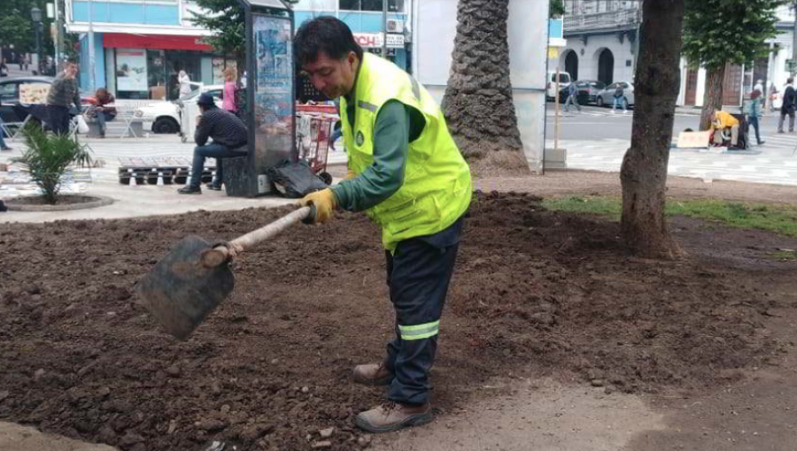 Trabajadores del aseo protestan frente a la Municipalidad de Valparaíso por temor a perder sus empleos