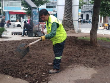 Trabajadores del aseo protestan frente a la Municipalidad de Valparaíso por temor a perder sus empleos