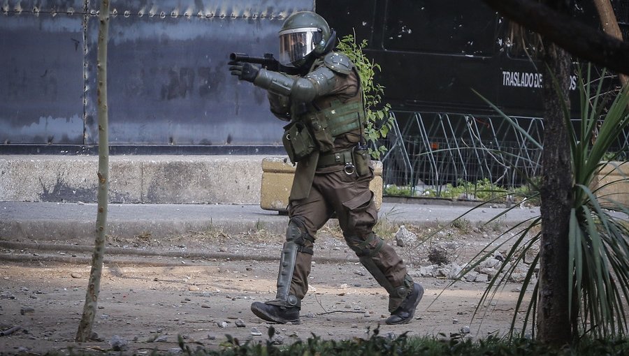 Revocan sobreseimiento a siete Carabineros imputados por delitos de tortura en Ñuñoa