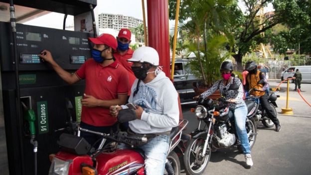 Las claves de la histórica decisión de Maduro de poner fin a décadas de combustible casi gratis en Venezuela