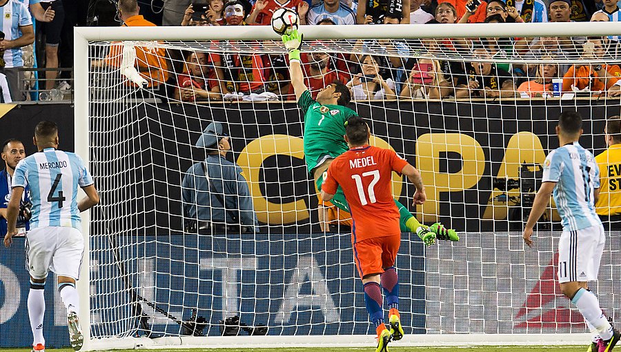 "Kun" Agüero recordó la espectacular atajada de Bravo en Copa América Centenario