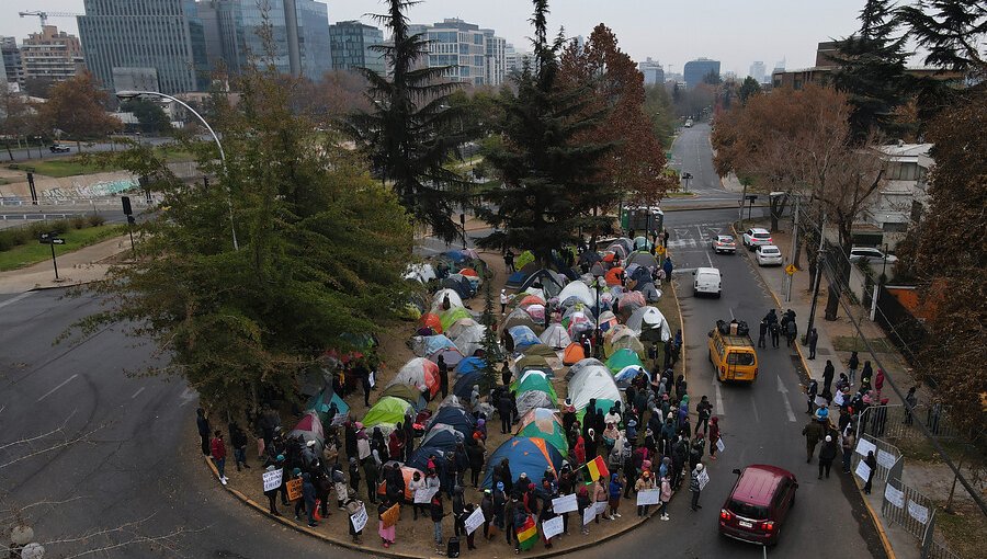 Más de 600 ciudadanos bolivianos acampan en las afueras de su consulado esperando repatriación