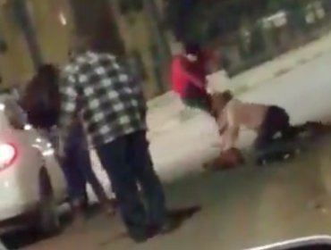 Captan brutal golpiza de un hombre a una mujer en la vía pública de San Antonio