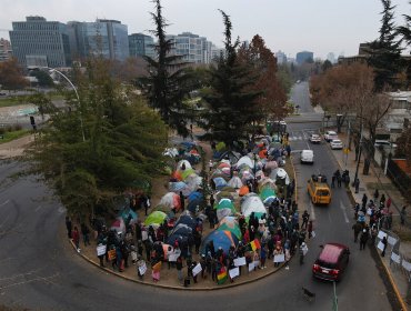 Más de 600 ciudadanos bolivianos acampan en las afueras de su consulado esperando repatriación