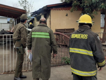 Hombre debió ser rescatado por sus vecinos durante incendio estructural en Limache