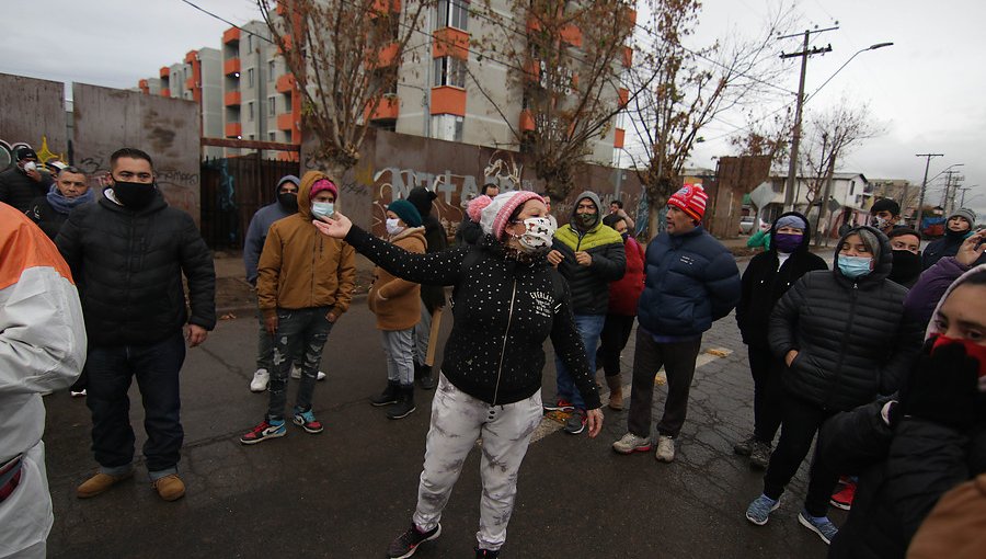 Personas sin hogar se toman departamentos sociales de Cerro Navia denunciando una estafa
