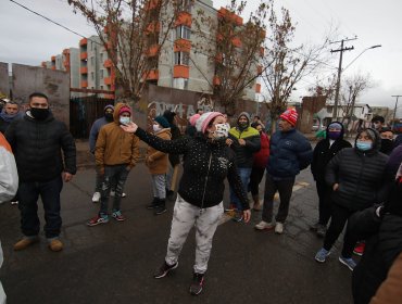 Personas sin hogar se toman departamentos sociales de Cerro Navia denunciando una estafa