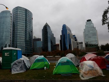 Municipios de Las Condes y Recoleta albergarán a ciudadanos bolivianos que acampan en el frontis de su consulado