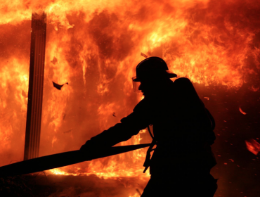 Incendio en bodega utilizada como taller mecánico destruye vehículos en Concón