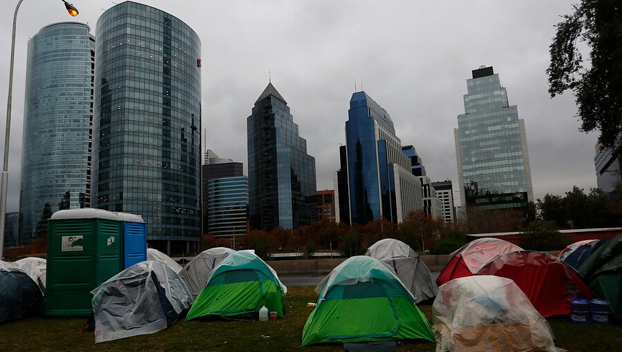 Municipios de Las Condes y Recoleta albergarán a ciudadanos bolivianos que acampan en el frontis de su consulado