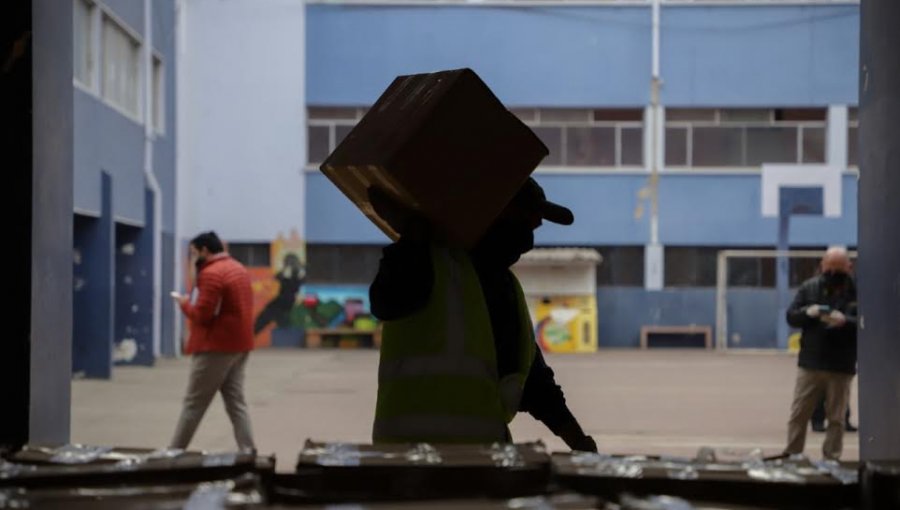 Polémica por fotografías a familias recibiendo cajas de alimento: denuncian que instrucción del Intendente de Valparaíso “violenta su dignidad”