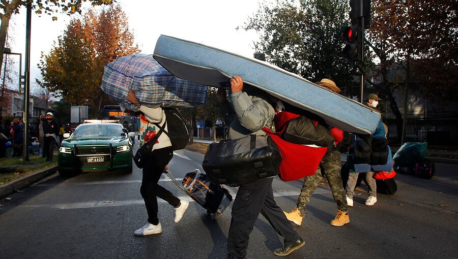 Cerca de 750 bolivianos son trasladados a albergues en Recoleta y Las Condes