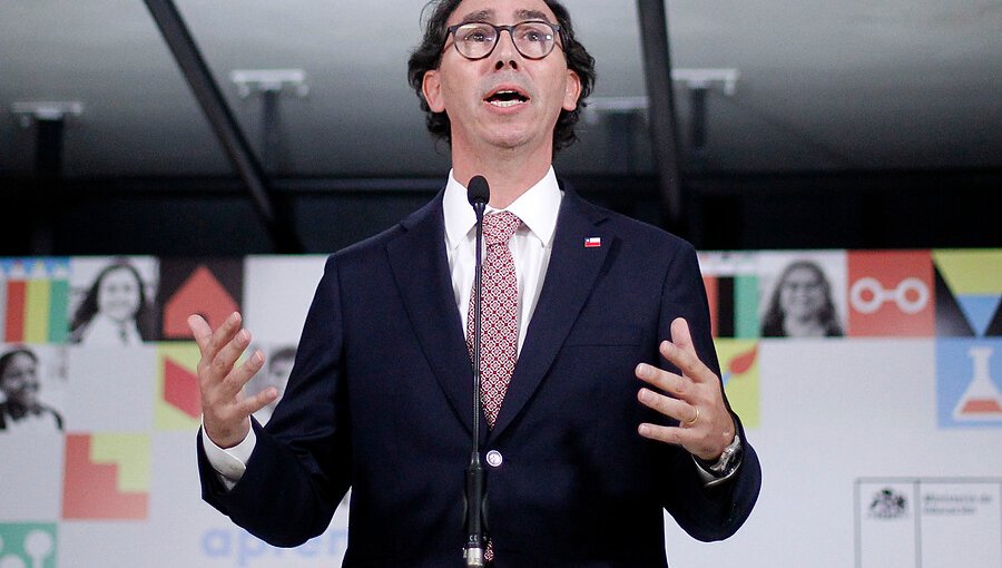 Ministro de Educación descartó cerrar anticipadamente el año escolar: "Perjudicaría enormemente a nuestros niños"