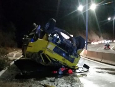 Un muerto y un lesionado grave deja volcamiento de camión en ruta Las Palmas de Viña del Mar