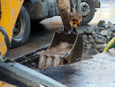 Rotura de matriz afecta a unos 129 domicilios de Providencia: emergencia origina congestión vehicular