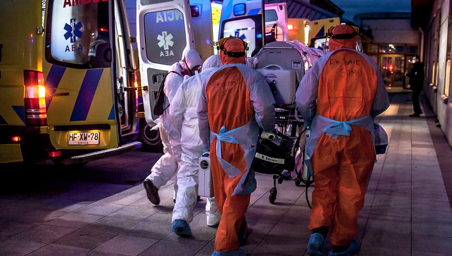 Trasladan a cuatro pacientes críticos contagiados con Covid-19 desde Santiago a Osorno