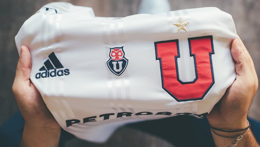 La U presentó su nueva camiseta alternativa para la reanudación del torneo