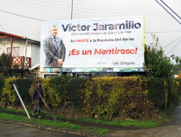 Core instala gigantografía en La Unión acusando de “mentiroso” al director del Servicio de Salud de Valdivia