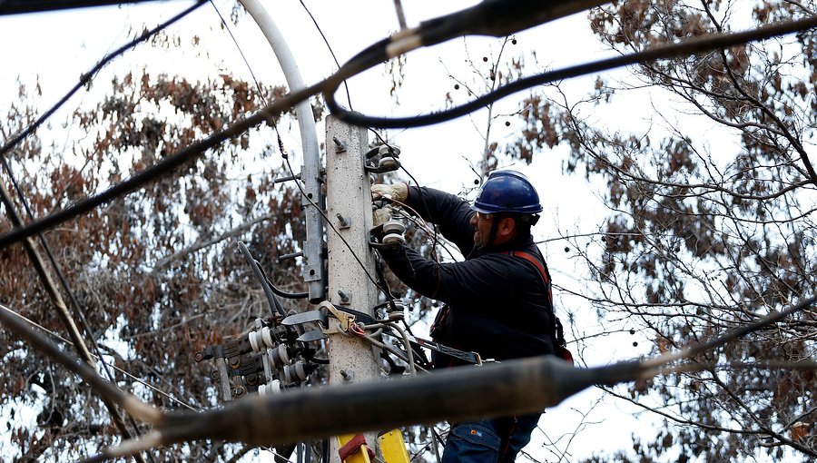 Enel activó plan preventivo por pronóstico de lluvia y viento en la región Metropolitana