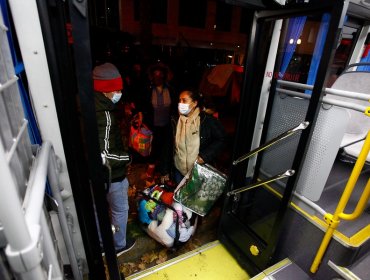 Cerca de 140 colombianos que acampaban afuera de su consulado fueron trasladados a un albergue en El Bosque