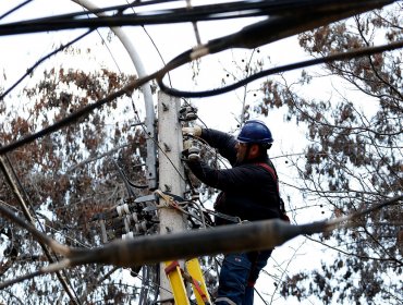 Enel activó plan preventivo por pronóstico de lluvia y viento en la región Metropolitana