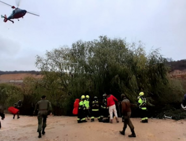 Con helicóptero naval logran rescatar a trabajador que fue arrastrado por caudal del estero en Quilpué