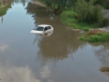 Aumento del caudal del estero Marga Marga deja bajo el agua a dos automóviles en Viña del Mar