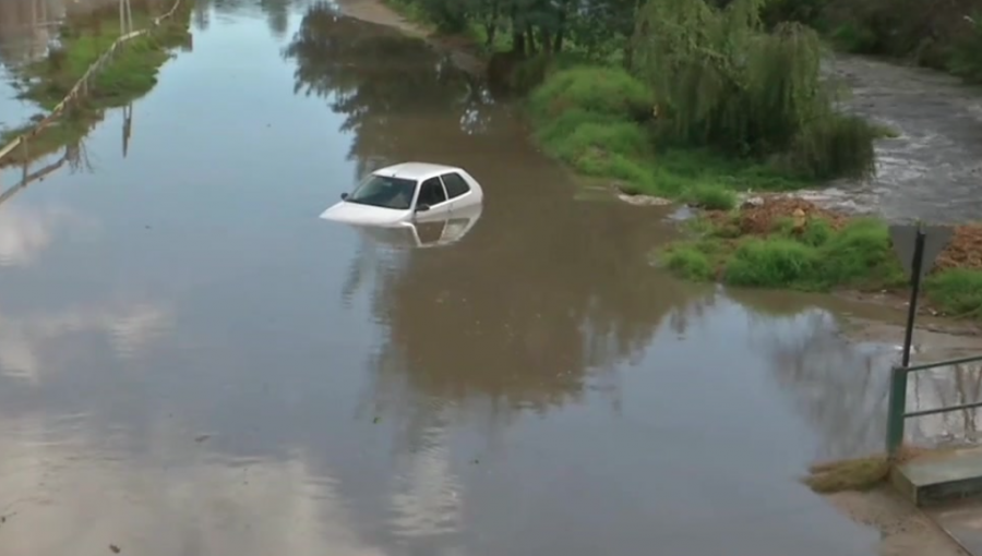 Aumento del caudal del estero Marga Marga deja bajo el agua a dos automóviles en Viña del Mar