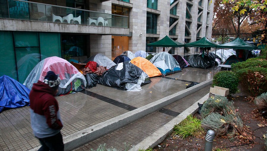 Más de 200 ciudadanos colombianos pasaron la lluviosa noche en las afueras del consulado en Providencia