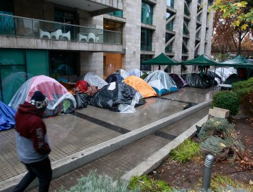 Más de 200 ciudadanos colombianos pasaron la lluviosa noche en las afueras del consulado en Providencia