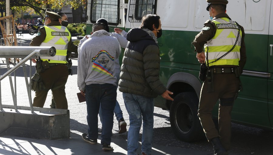 Balance de Carabineros: 264 retenidos por toque de queda y 1.371 detenidos por cuarentena