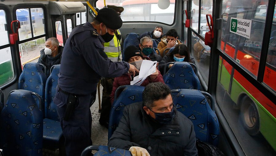 Kilométricos atochamientos marcan la hora punta del primer día hábil en cuarentena en Valparaíso y Viña