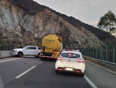 Cuatro lesionados deja colisión múltiple entre cuatro vehículos menores y camión que traslada químicos en Viña del Mar