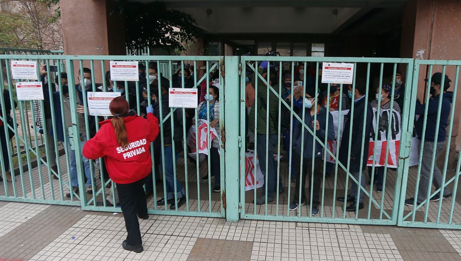 Primera visita del ministro de Salud al hospital San José estuvo marcada por protestas de funcionarios