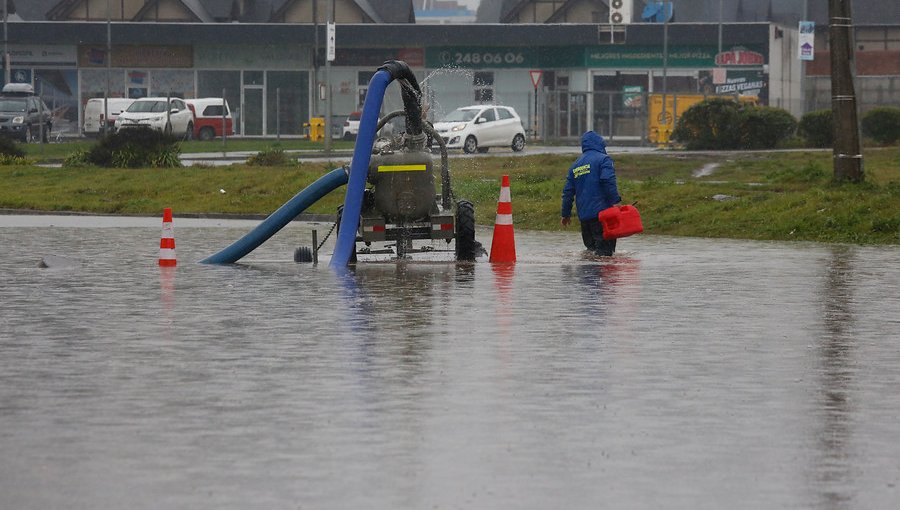 Sistema frontal deja caída de árboles, cortes de luz y anegamientos en diversas ciudades de la zona centro-sur