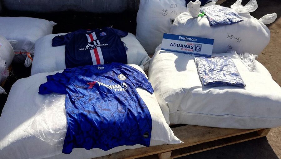 Interceptan en Iquique contenedor con más de 10 mil camisetas de fútbol falsificadas