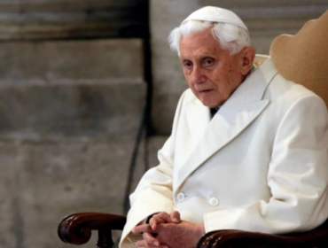 Pese a la pandemia, Papa emérito Benedicto XVI viajó de emergencia a Alemania