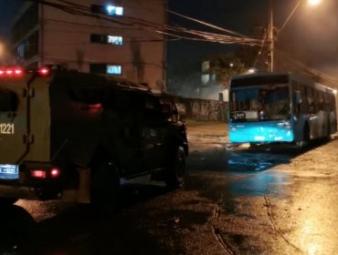 Secuestro de bus del Transantiago deriva en enfrentamientos y amago de incendio en Villa Francia