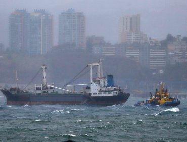 Embarcación tuvo que ser rescatada producto de las marejadas y fuertes vientos en Valparaíso